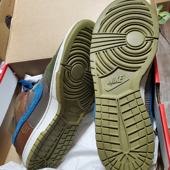 Low Dunks - Picture 3 of 4